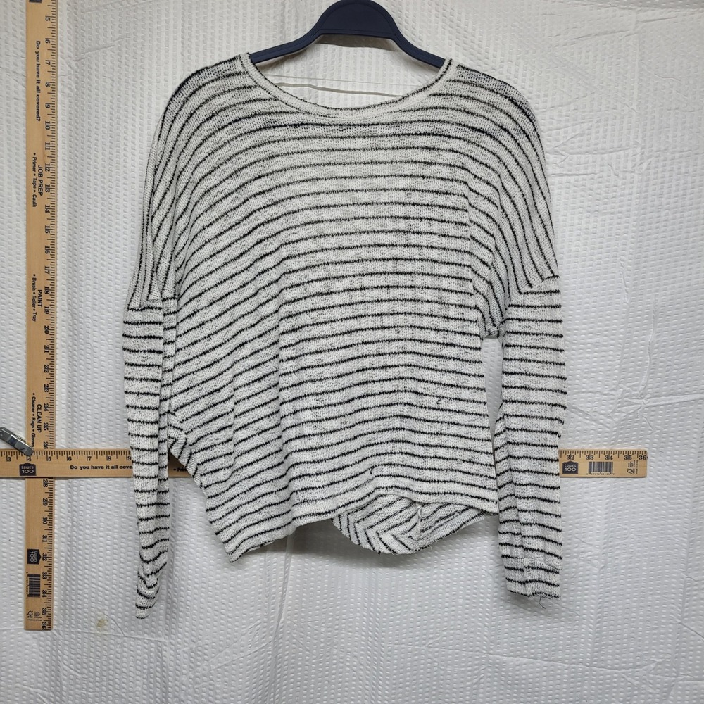 BKE Striped Twist Back Knit Top Womens Medium‎ Black White Long Sleeve Sweater